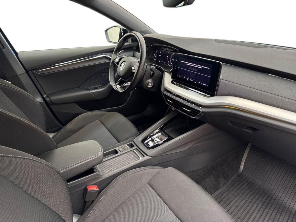 Skoda Octavia 2021 Sininen metalli / Race Blue