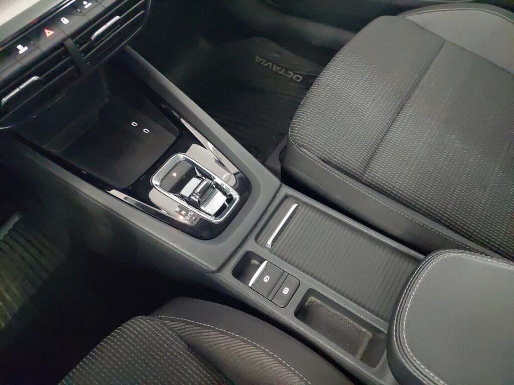 Skoda Octavia 2021 Sininen