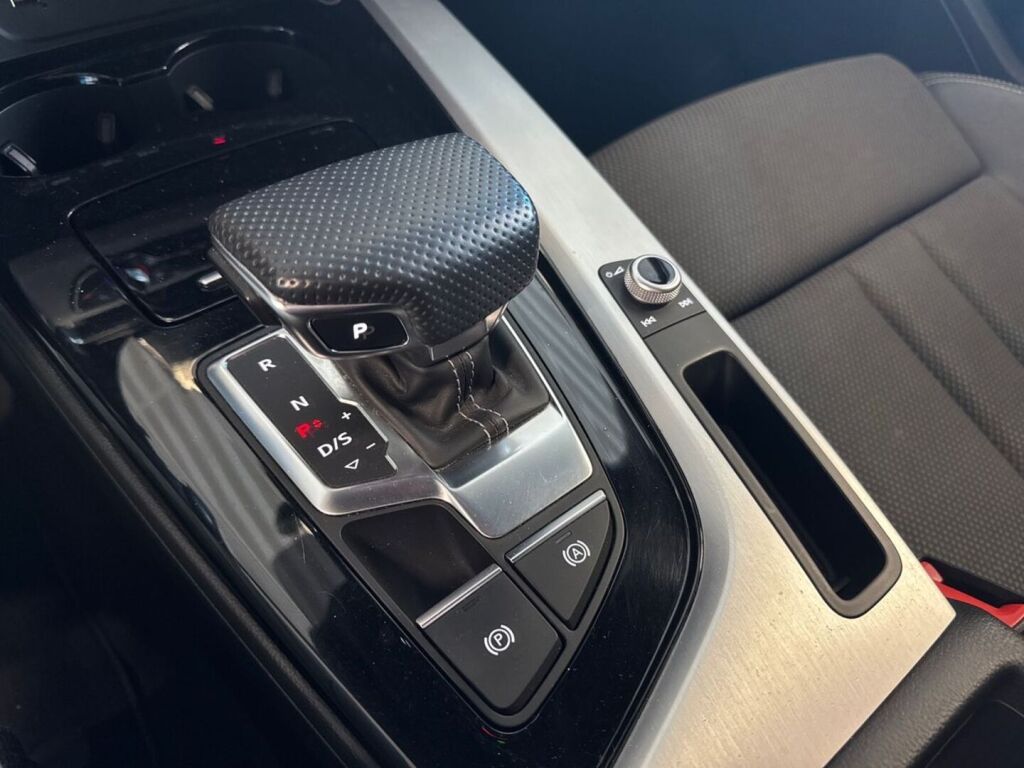 Audi A4 2021 Musta