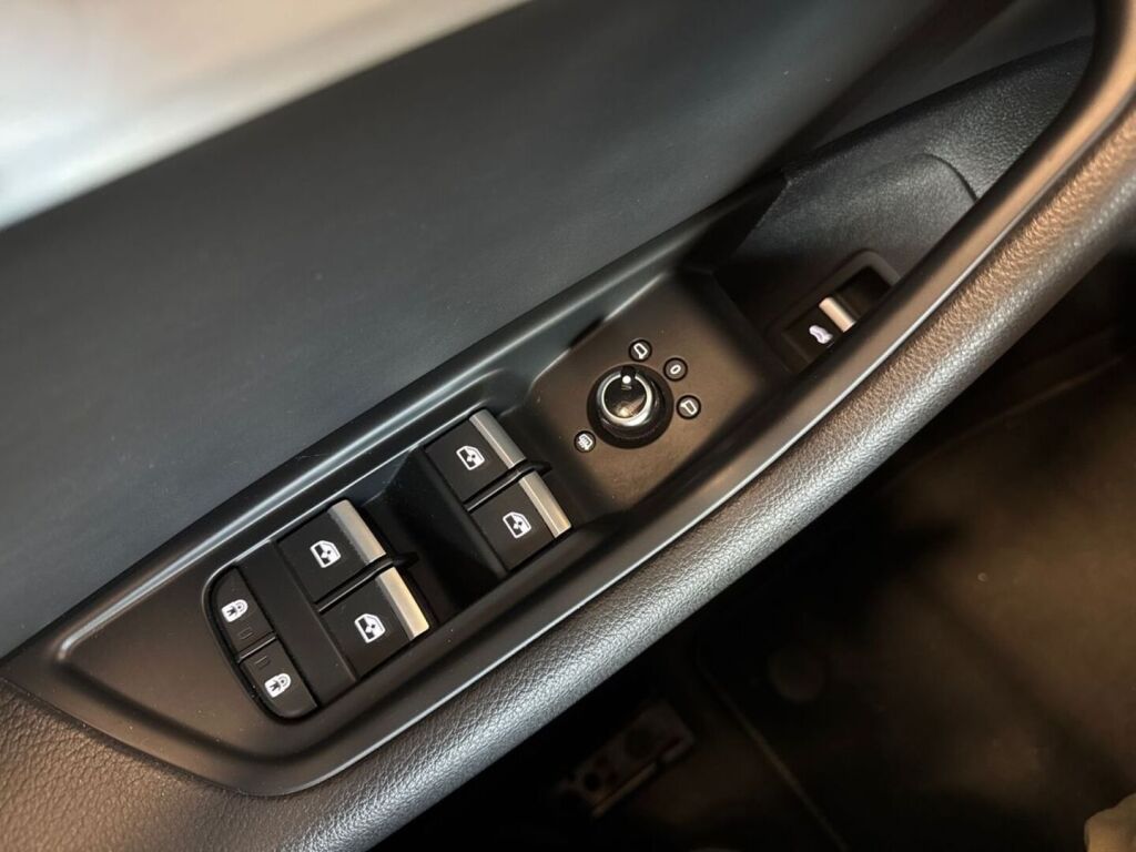 Audi A4 2021 Musta