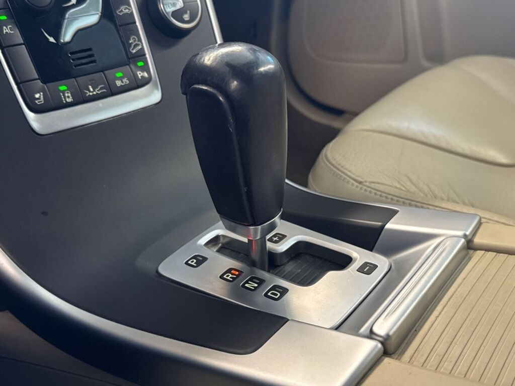 Volvo XC60 2011 Musta