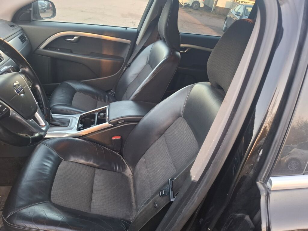 Volvo V70 2015 Musta