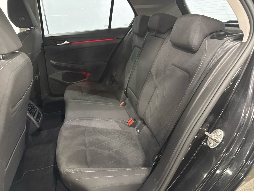 Volkswagen Golf 2021 Musta