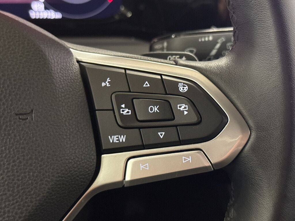 Volkswagen Golf 2021 Musta