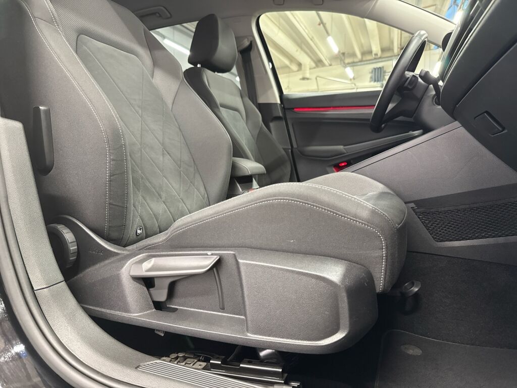 Volkswagen Golf 2021 Musta