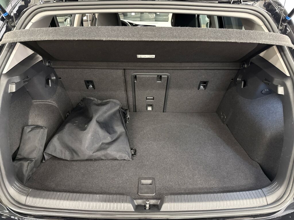 Volkswagen Golf 2021 Musta