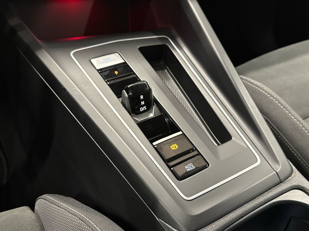 Volkswagen Golf 2021 Musta