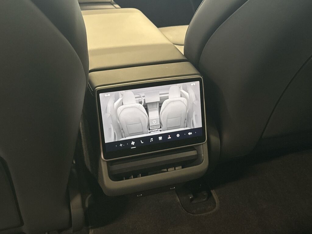 Tesla Model 3 2024 Monivär.