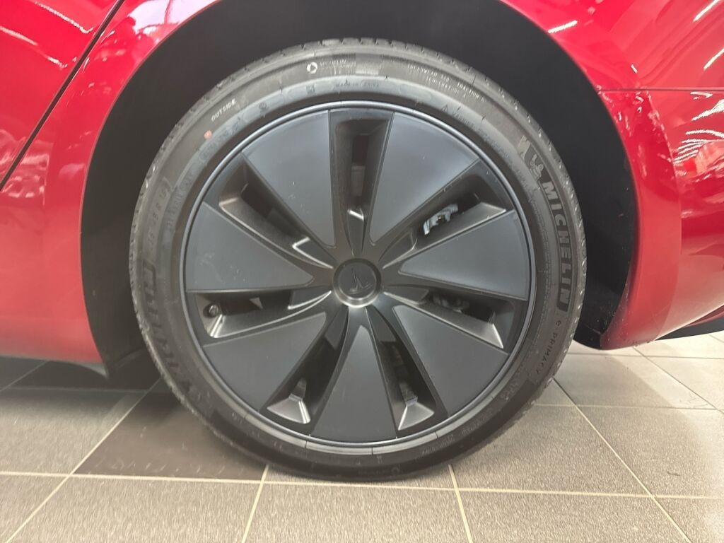 Tesla Model 3 2024 Monivär.