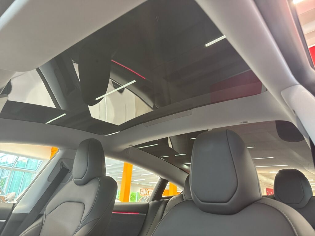 Tesla Model 3 2024 Monivär.