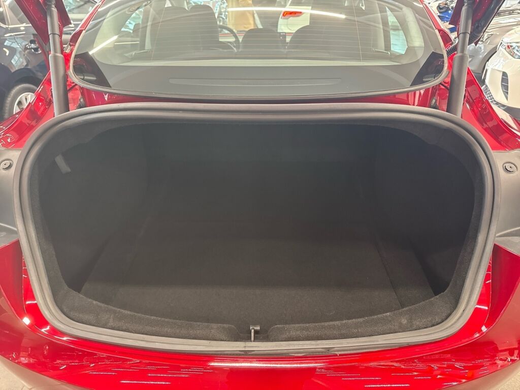 Tesla Model 3 2024 Monivär.