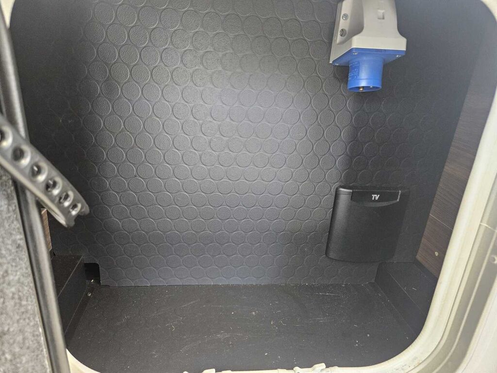 Adria MATRIX SUPREME MB 670 SL ALDE 2024 Harmaa