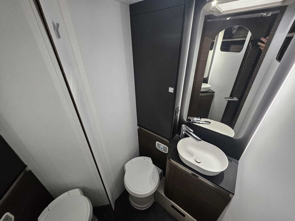 Adria MATRIX SUPREME MB 670 SL ALDE 2024 Harmaa