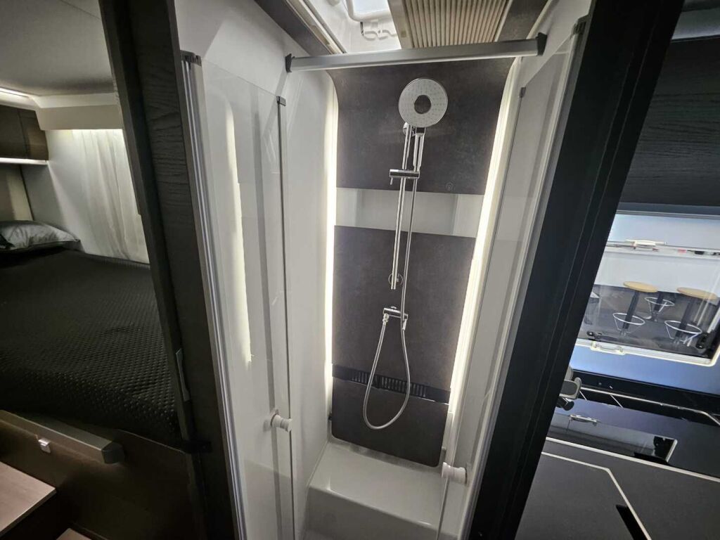 Adria MATRIX SUPREME MB 670 SL ALDE 2024 Harmaa