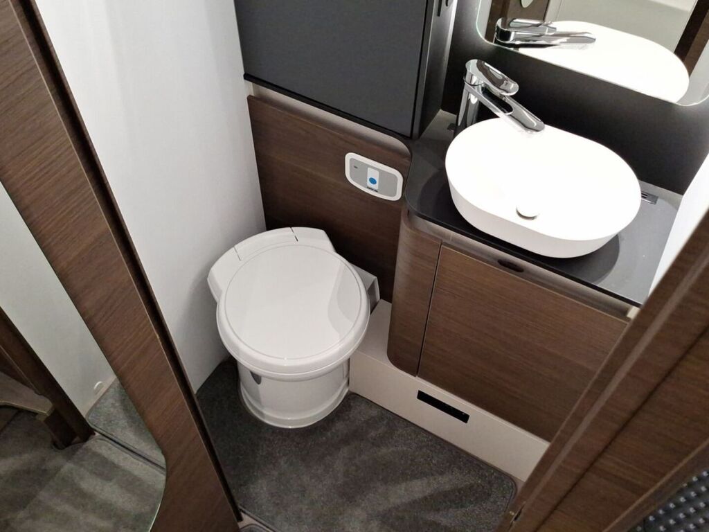 Adria MATRIX SUPREME MB 670 SL ALDE 2024 Harmaa