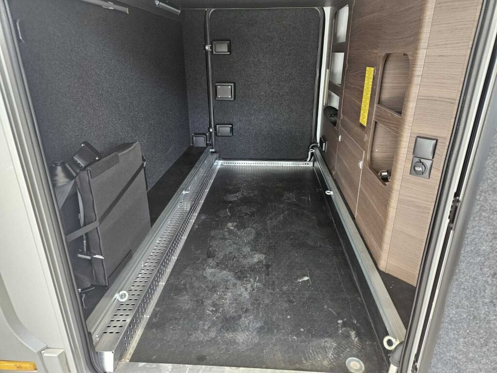 Adria MATRIX SUPREME MB 670 SL ALDE 2024 Harmaa