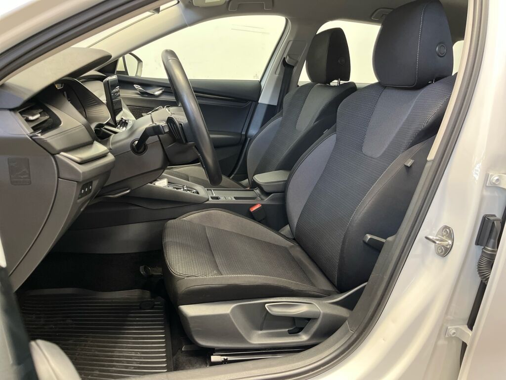 Skoda Octavia 2024 Valkoinen