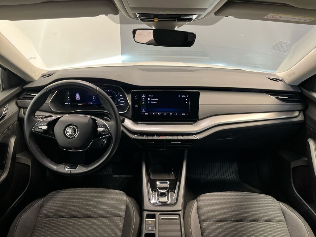 Skoda Octavia 2024 Valkoinen