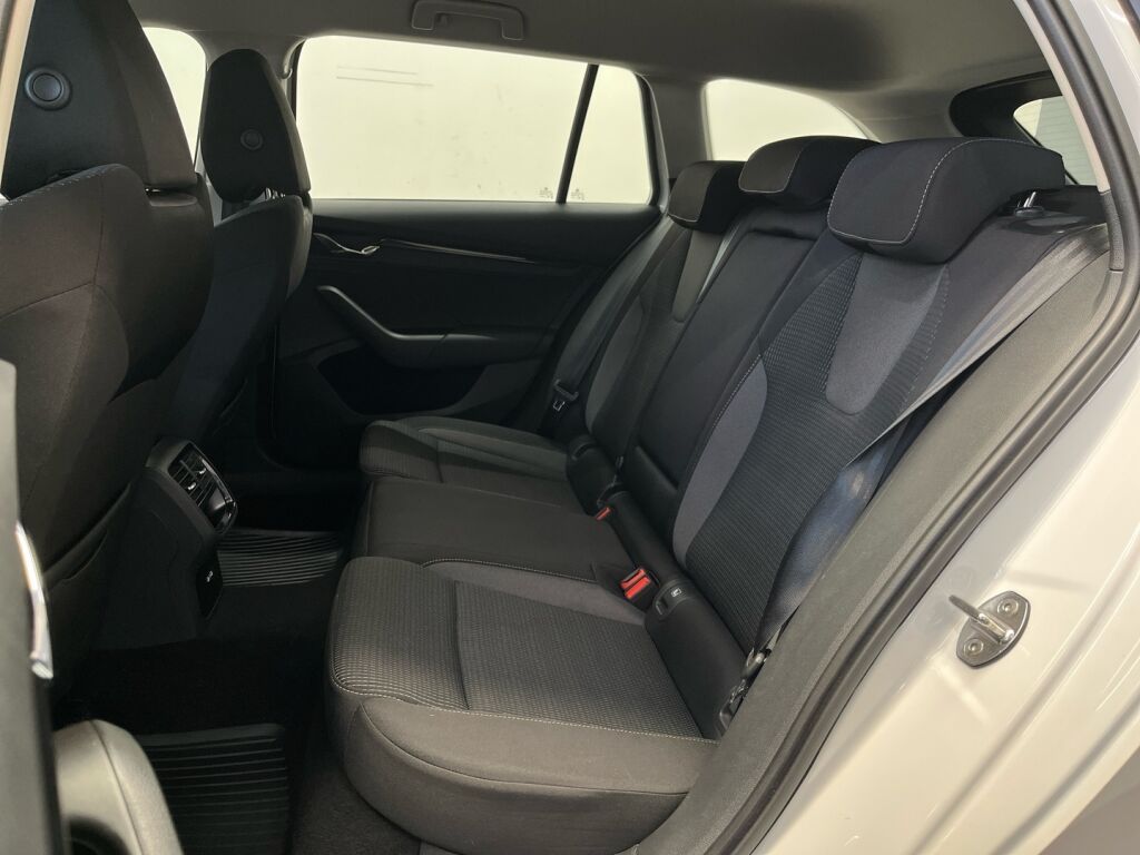 Skoda Octavia 2024 Valkoinen