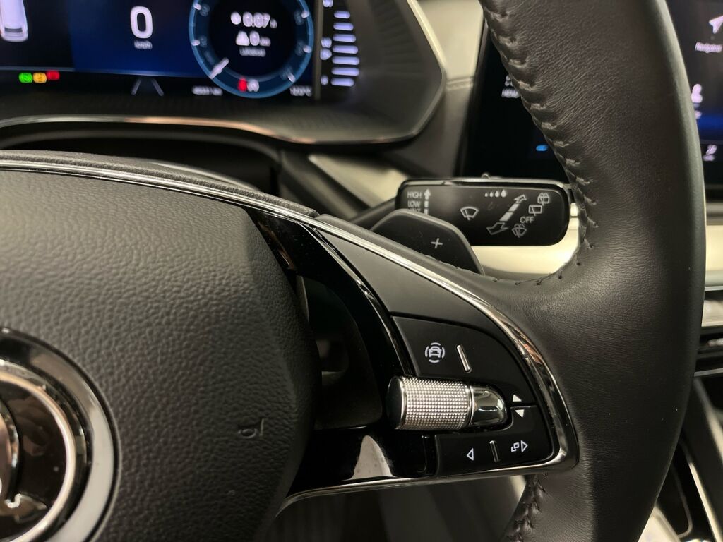 Skoda Octavia 2024 Valkoinen