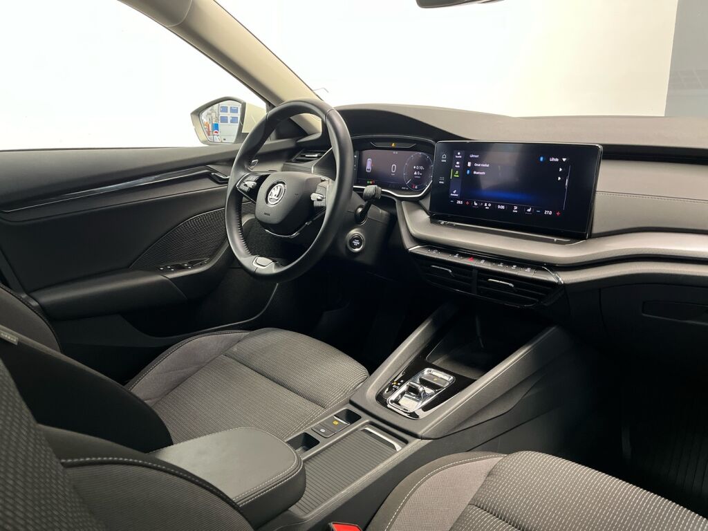 Skoda Octavia 2024 Valkoinen