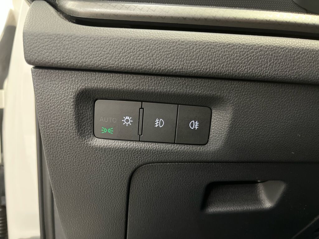 Skoda Octavia 2024 Valkoinen