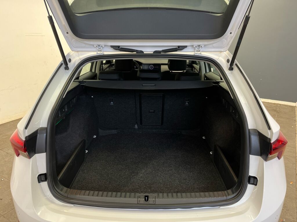 Skoda Octavia 2024 Valkoinen