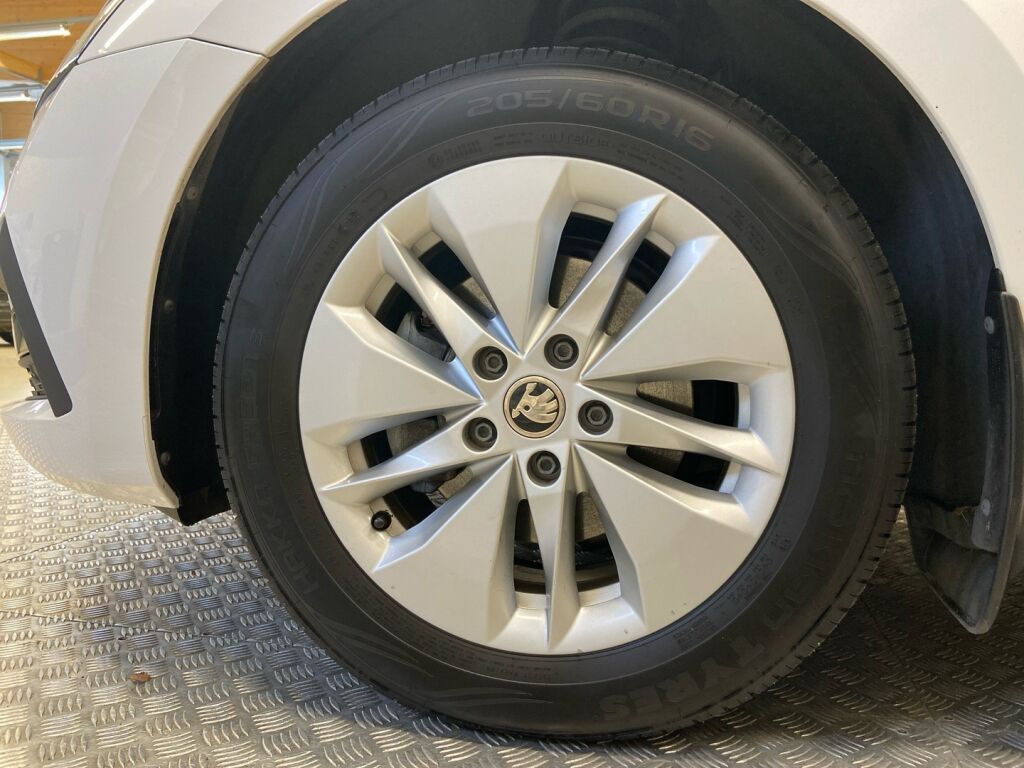 Skoda Octavia 2024 Valkoinen