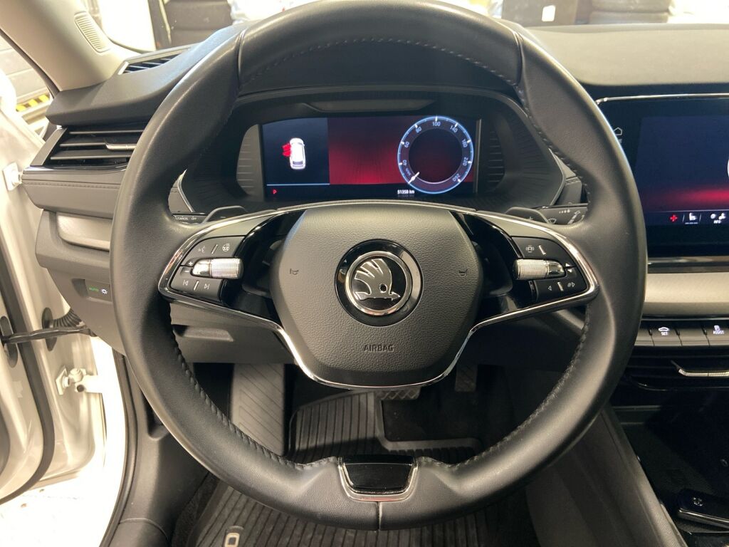 Skoda Octavia 2024 Valkoinen