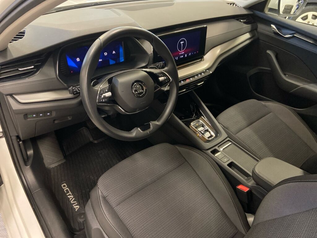 Skoda Octavia 2024 Valkoinen