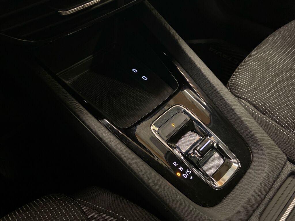 Skoda Octavia 2024 Valkoinen