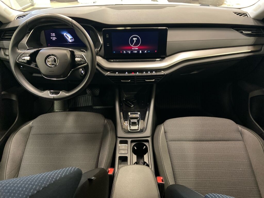 Skoda Octavia 2024 Valkoinen