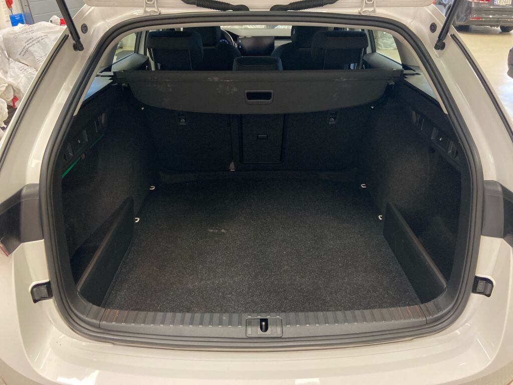 Skoda Octavia 2024 Valkoinen