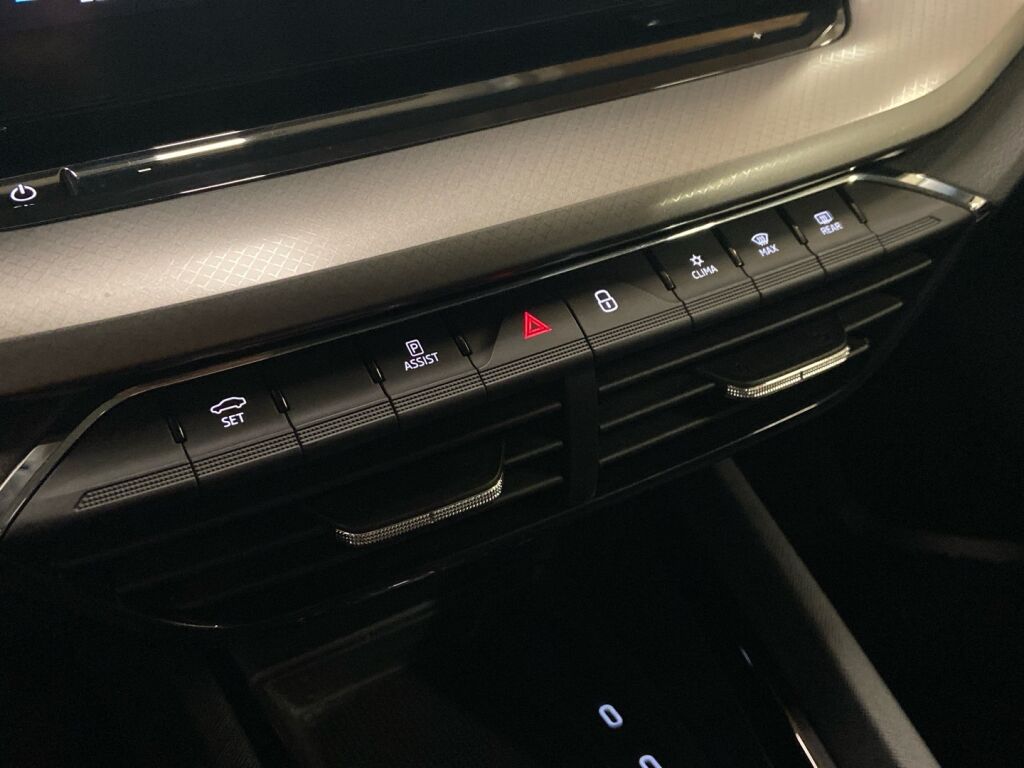 Skoda Octavia 2024 Valkoinen