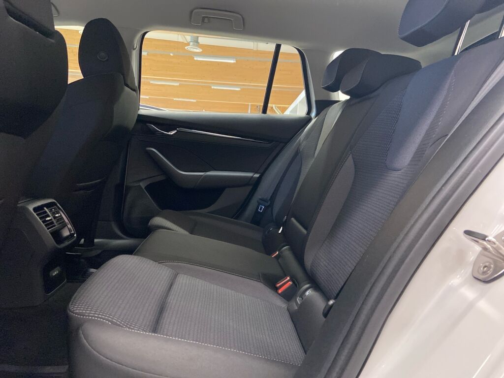 Skoda Octavia 2024 Valkoinen