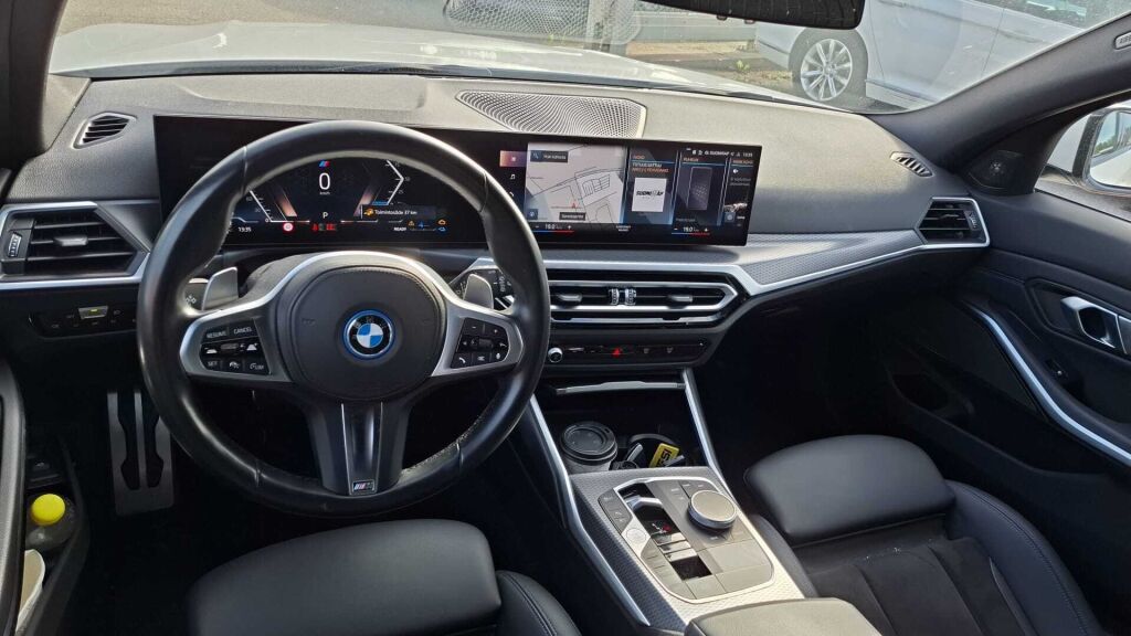 BMW 330 2023 Valkoinen