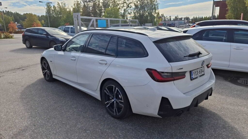 BMW 330 2023 Valkoinen