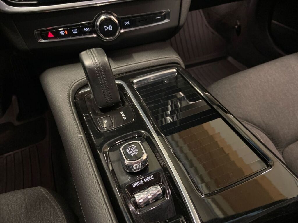 Volvo V90 2021 Musta