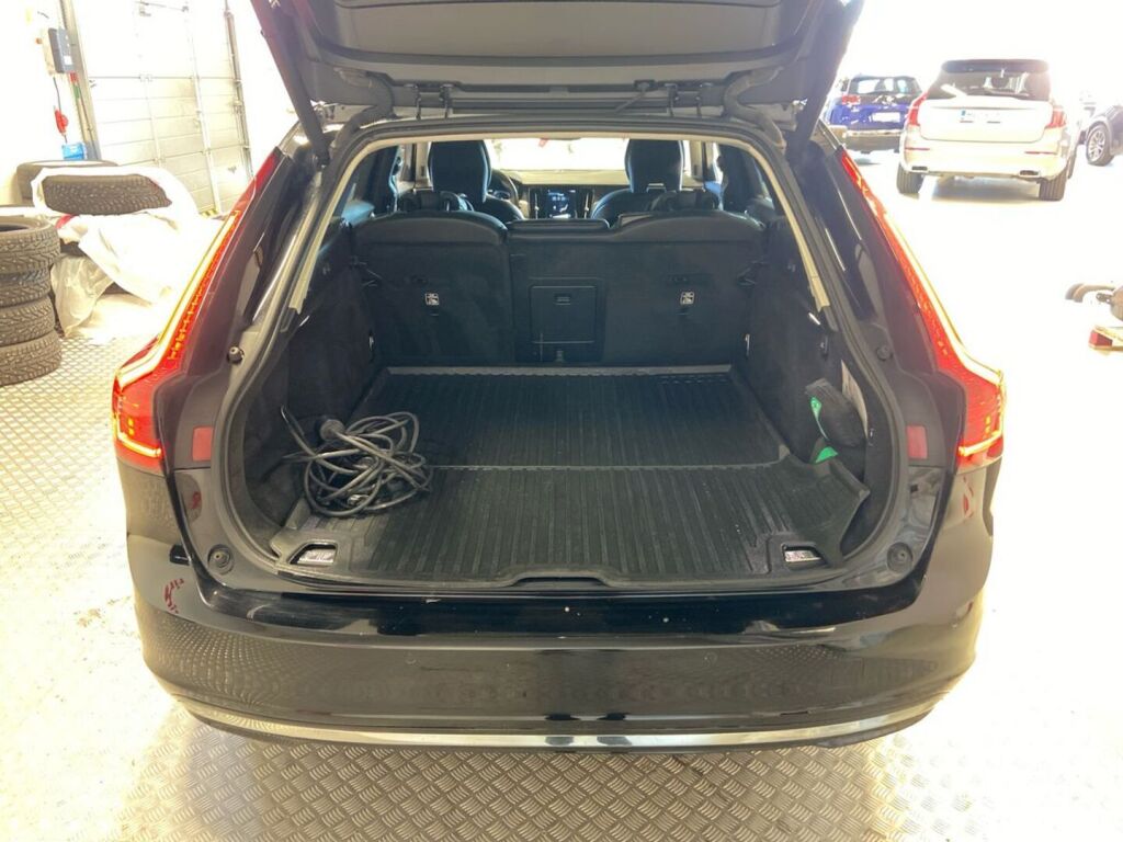 Volvo V90 2021 Musta