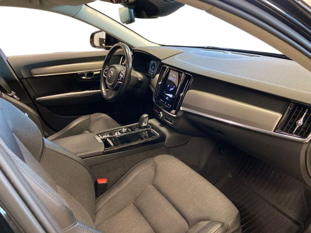 Volvo V90 2021 Musta