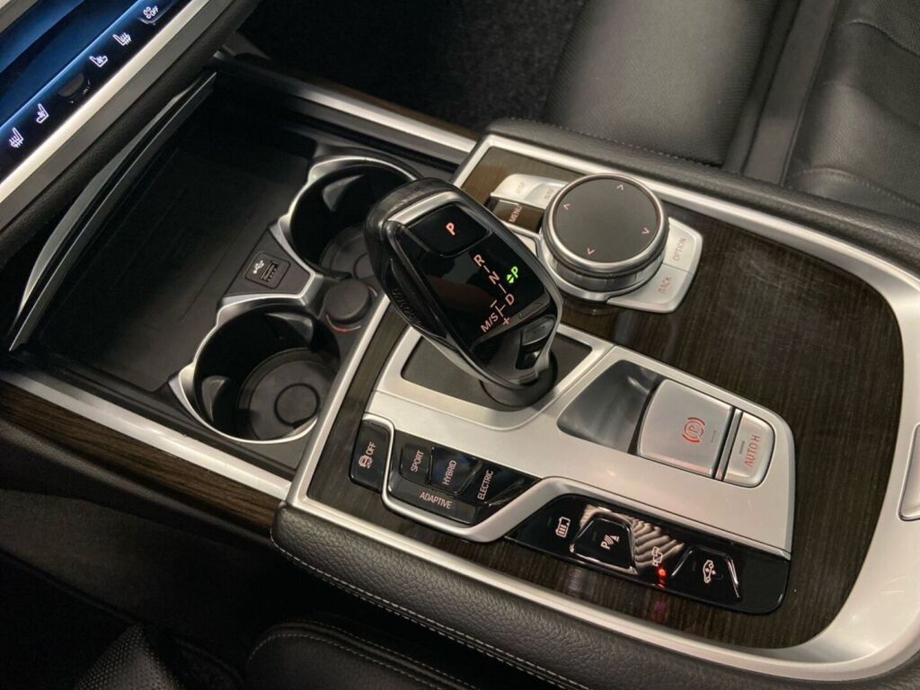 BMW 745 2021 Sininen