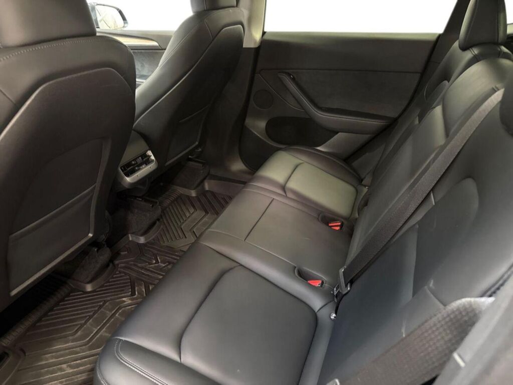 Tesla Model Y 2022 Harmaa