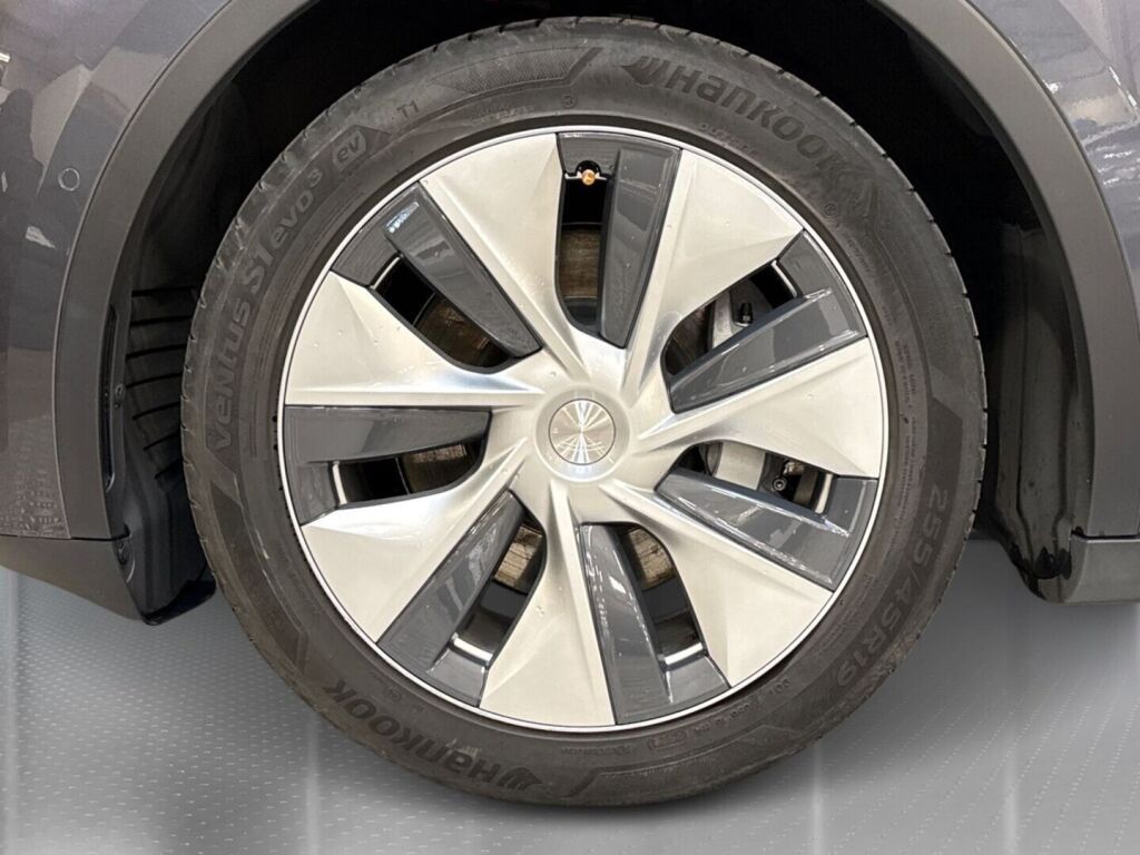 Tesla Model Y 2022 Harmaa