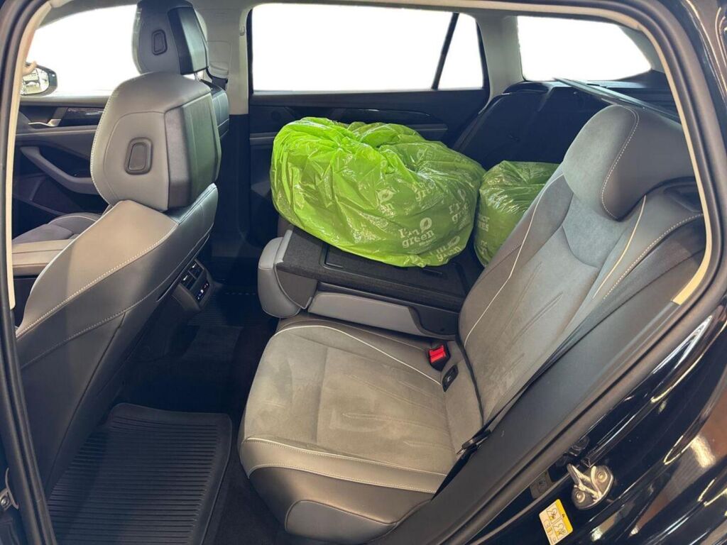 Volkswagen Passat 2024 Musta