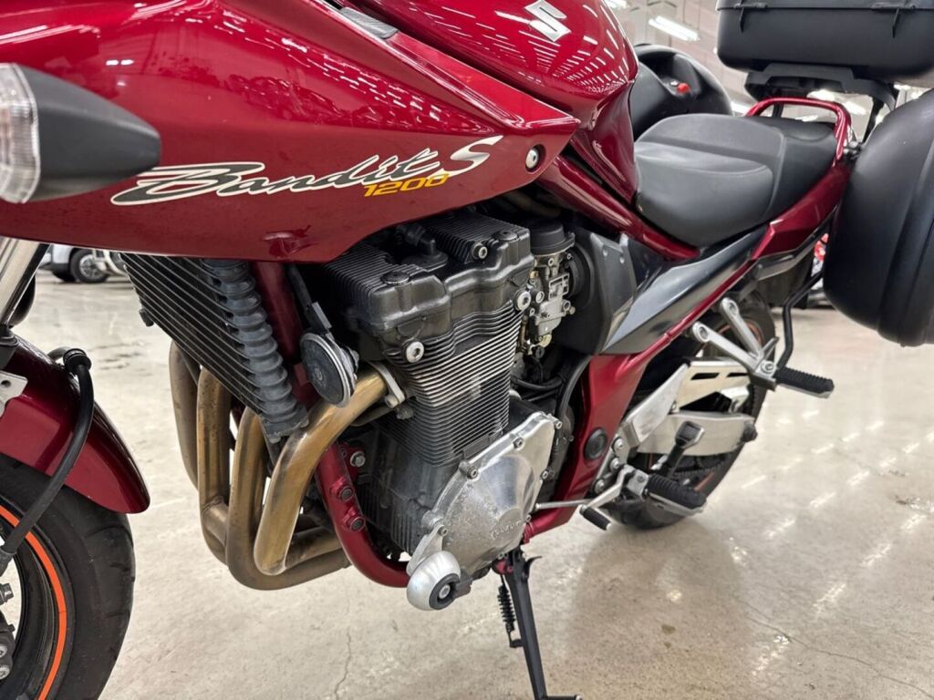 Suzuki GSF 2006 Punainen