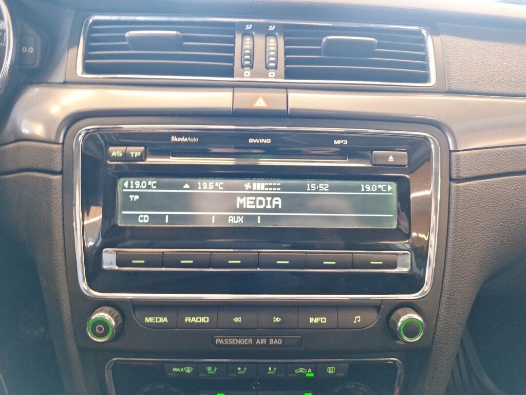 Skoda Superb 2011 Valkoinen