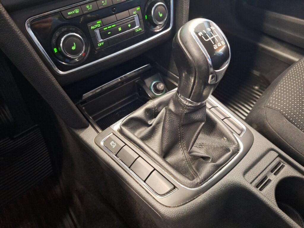 Skoda Superb 2011 Valkoinen