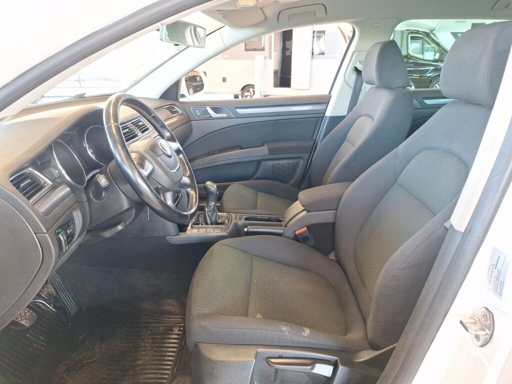 Skoda Superb 2011 Valkoinen