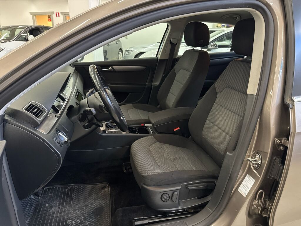 Volkswagen Passat 2011 Ruskea (beige)