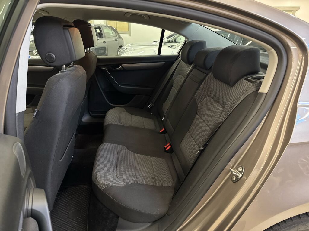 Volkswagen Passat 2011 Ruskea (beige)